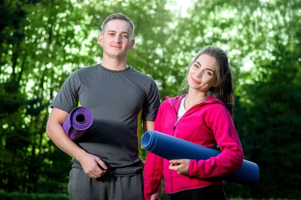 Sport paar in het park — Stockfoto