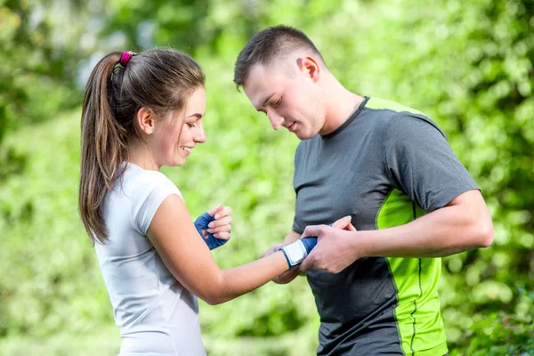 Sportpaar im Park — Stockfoto