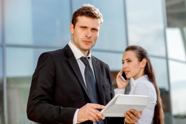 Genç iş çift açık havada.