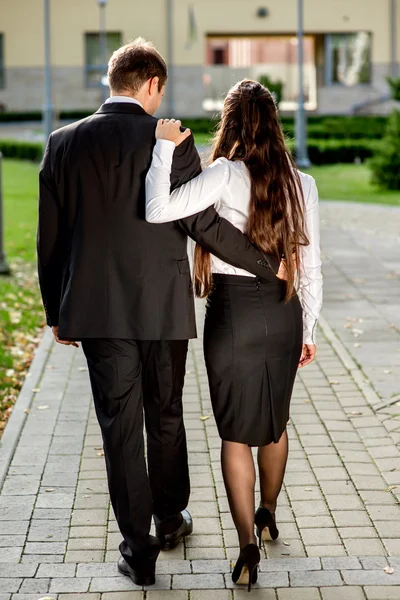 Junges Geschäftspaar im Freien — Stockfoto