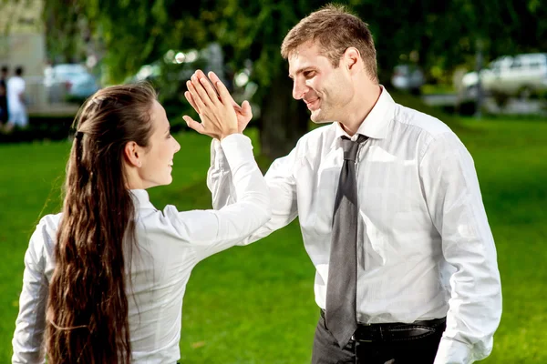 Joven pareja de negocios al aire libre — Foto de Stock