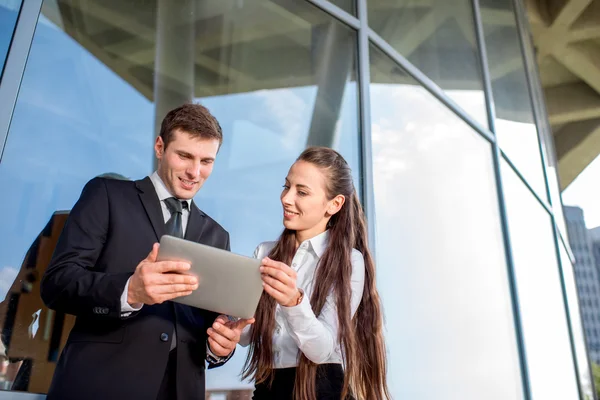 Young Business par utomhus. — Stockfoto