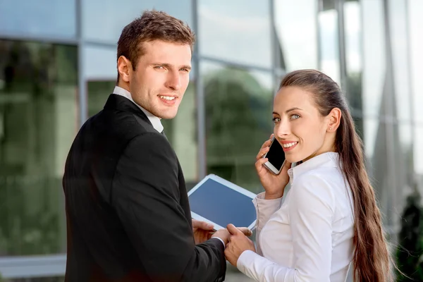 Joven pareja de negocios al aire libre . — Foto de Stock