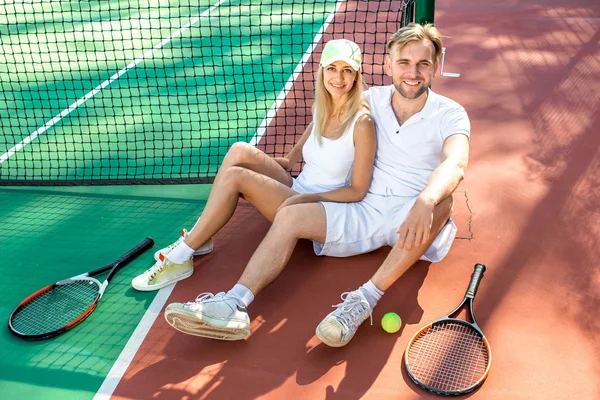 Młoda para gra w tenisa — Zdjęcie stockowe