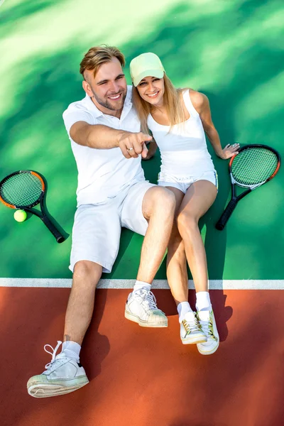 Jovem casal jogar tênis — Fotografia de Stock