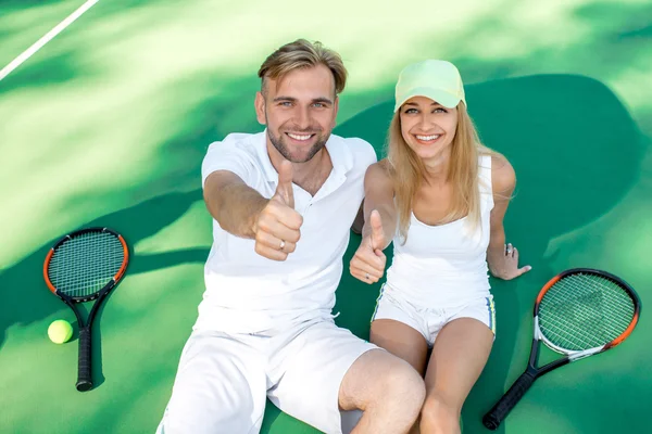 Young couple playing tennis — Stock Photo, Image