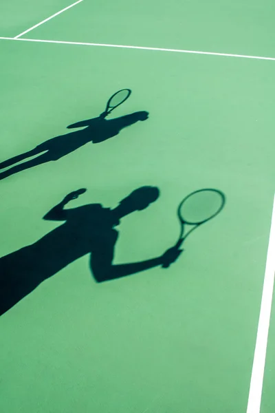 Sombras de jugadores en la cancha de tenis —  Fotos de Stock