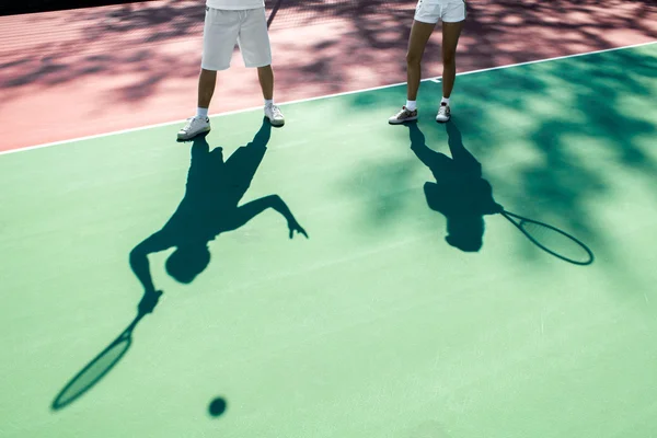 Players shadows on the tennis court — Stock Photo, Image