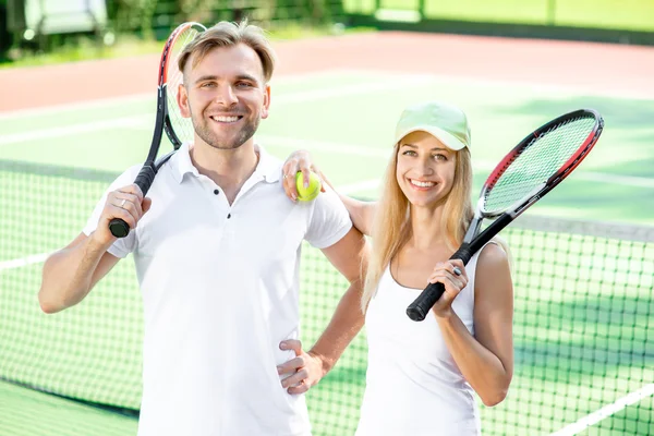 Jovem casal jogar tênis — Fotografia de Stock