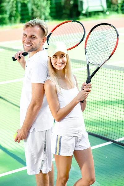 Jovem casal jogar tênis — Fotografia de Stock