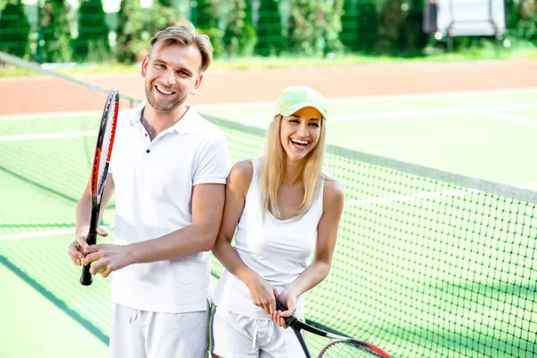 Jovem casal jogar tênis — Fotografia de Stock