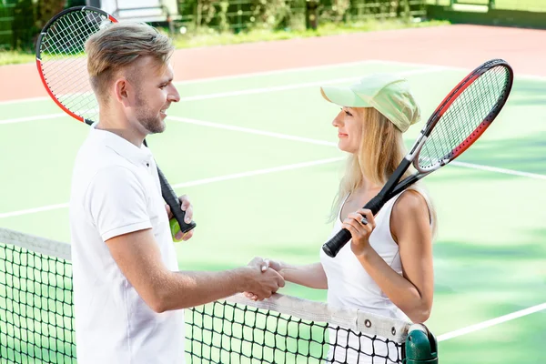 Joven pareja jugando tenis —  Fotos de Stock