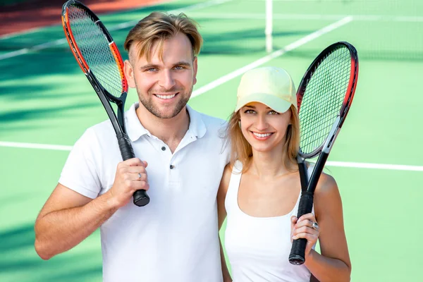 Jovem casal jogar tênis — Fotografia de Stock