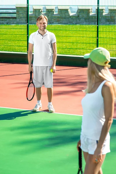 Jovem casal jogar tênis — Fotografia de Stock