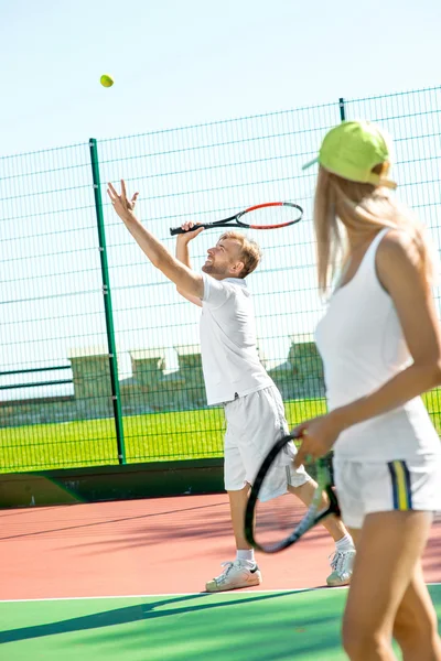 Unga par spelar tennis — Stockfoto