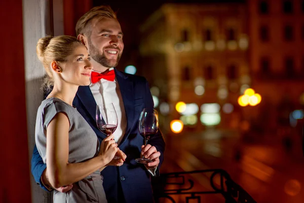 Pareja cariñosa en el fondo de la ciudad de noche — Foto de Stock