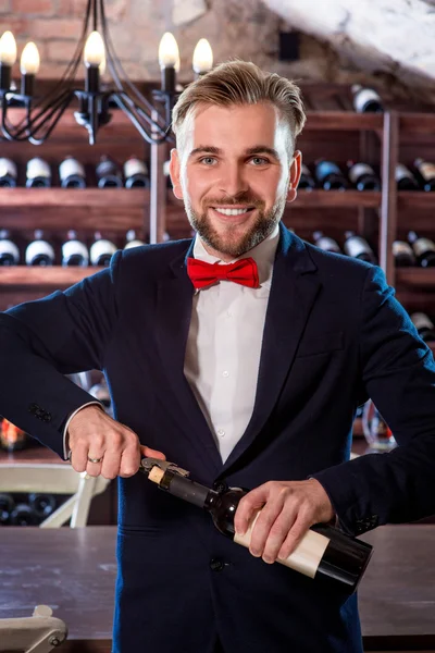 Sommelier dans la cave à vin — Photo