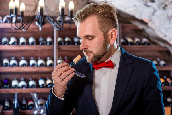 Sommelier im Weinkeller — Stockfoto