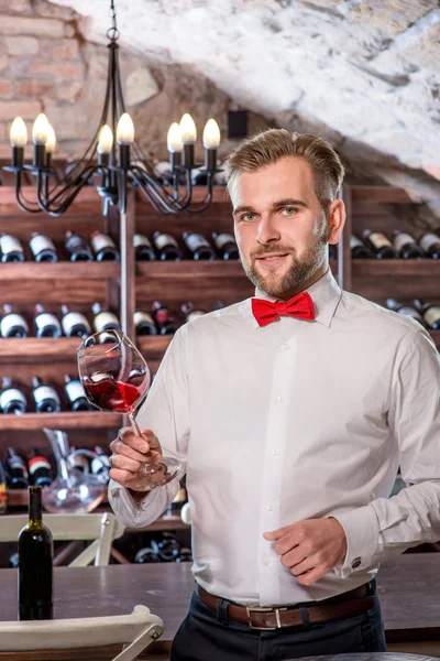 Sommelier i vinkällaren — Stockfoto