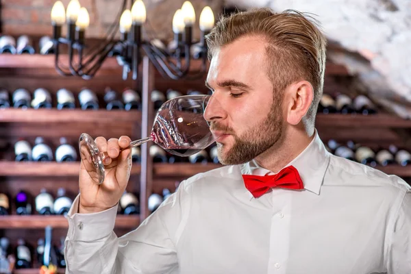 Sommelier in cantina — Foto Stock