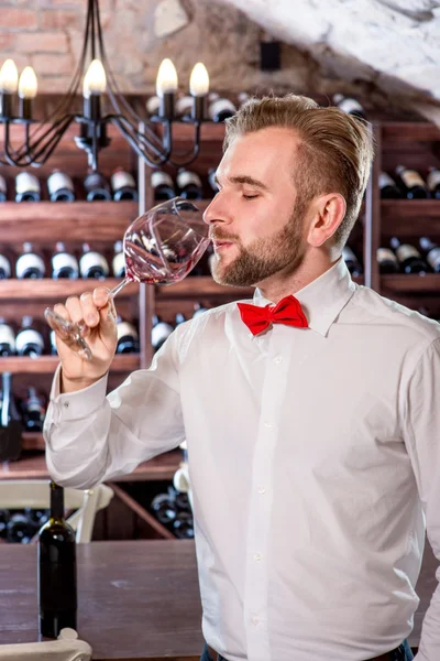 Sommelier in de wijnkelder — Stockfoto