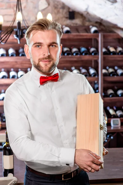 Sommelier dans la cave à vin — Photo