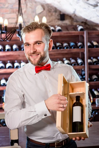 Sommelier i vinkällaren — Stockfoto