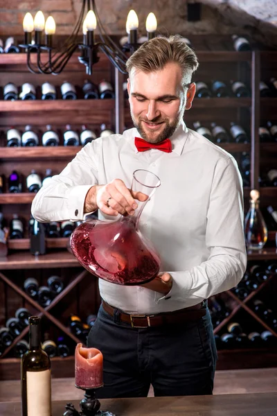 Sommelier i vinkælderen - Stock-foto