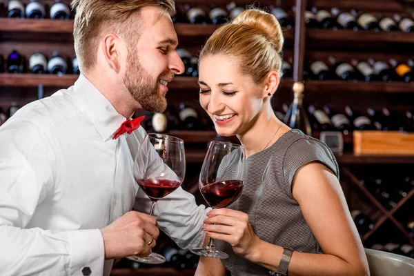Пара, проводящая романтическую дегустацию вин в подвале — стоковое фото
