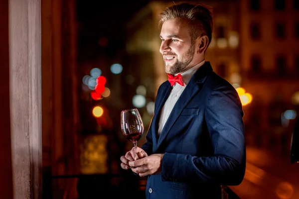 Well-dressed man on the night city background — Stock Photo, Image