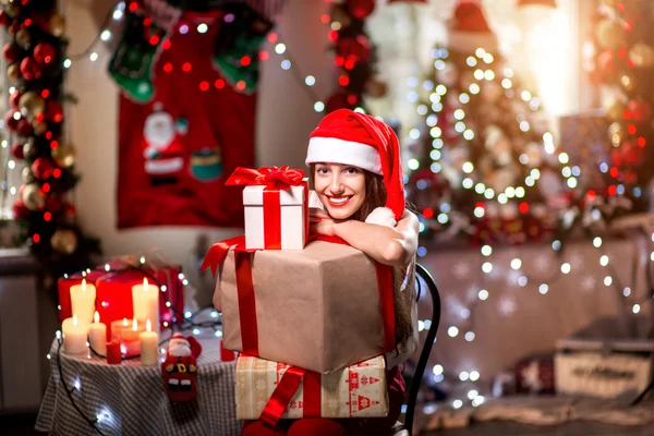 Jeune femme avec boîte cadeau à Noël — Photo