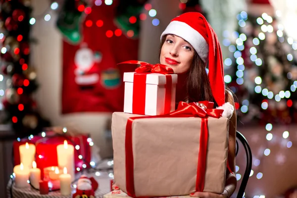 Jonge vrouw met huidige doos op Kerstmis — Stockfoto