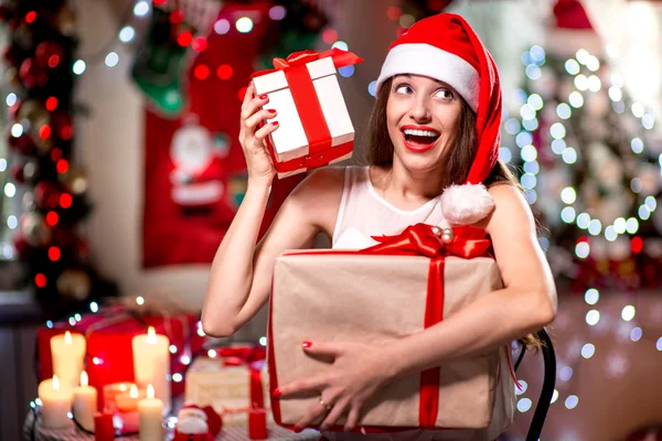 크리스마스에 선물 상자를 가진 젊은 여자 — 스톡 사진