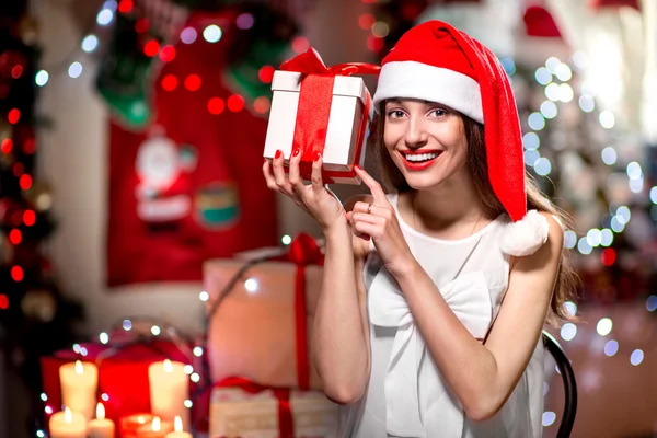 Mujer joven con caja de regalo en Navidad —  Fotos de Stock