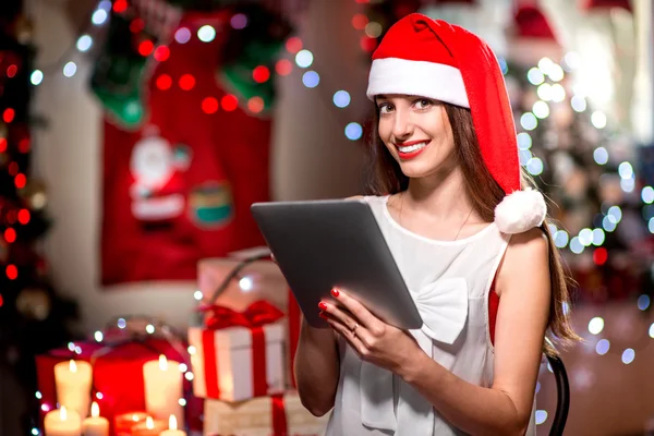 크리스마스에 태블릿을 사용 하 여 젊은 여자 — 스톡 사진