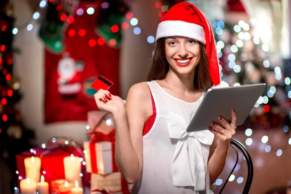 Jeune femme achetant des cadeaux avec carte de crédit à Noël — Photo