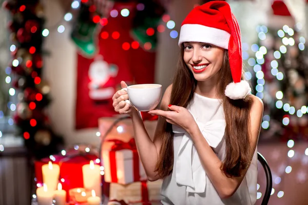 Ung kvinna med kaffekoppen på jul — Stockfoto