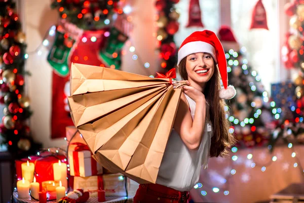 Jonge vrouw met boodschappentassen op Kerstmis — Stockfoto