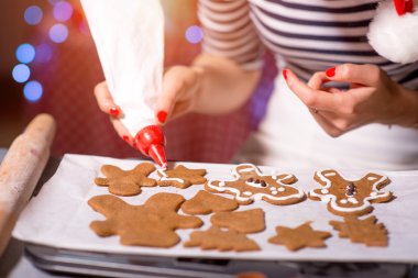 Noel günü zencefilli kurabiye yapma kadın