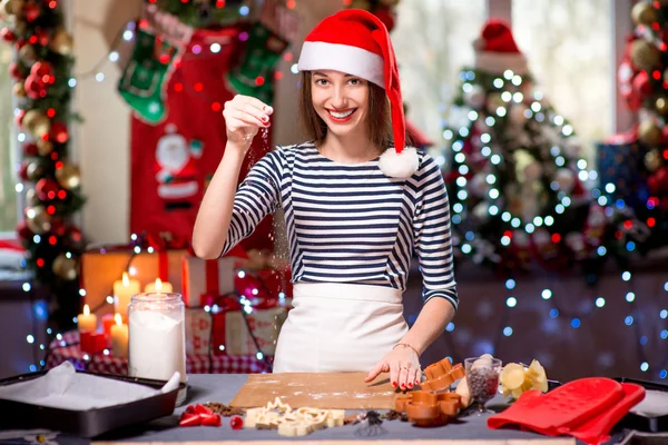 Žena dělat zázvorové sušenky na Vánoce — Stock fotografie