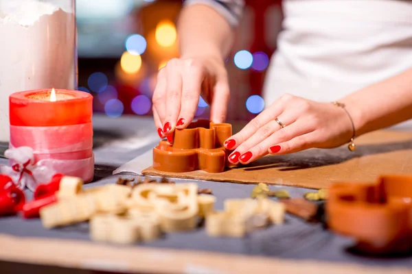 Faire des biscuits au gingembre à Noël — Photo