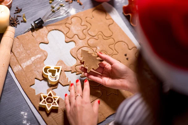 クリスマスに作る生姜クッキー — ストック写真