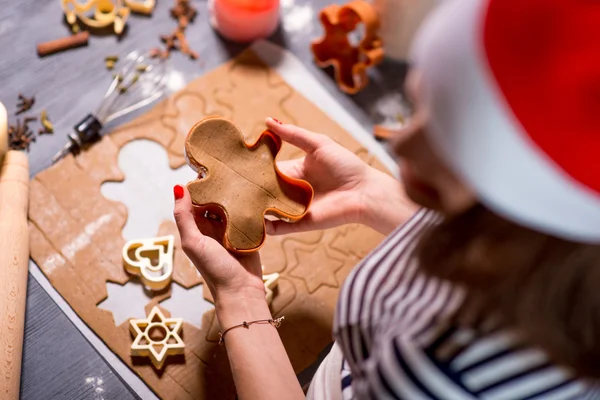 Faire des biscuits au gingembre à Noël — Photo