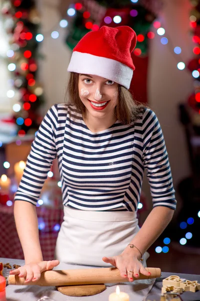 Frau backt Ingwerplätzchen zu Weihnachten — Stockfoto
