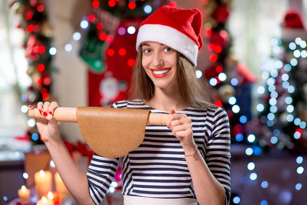 Mulher fazendo biscoitos de gengibre no Natal — Fotografia de Stock