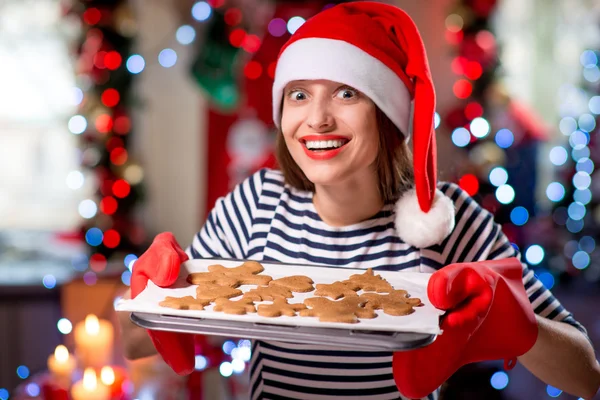 Kvinde med ingefær cookies - Stock-foto