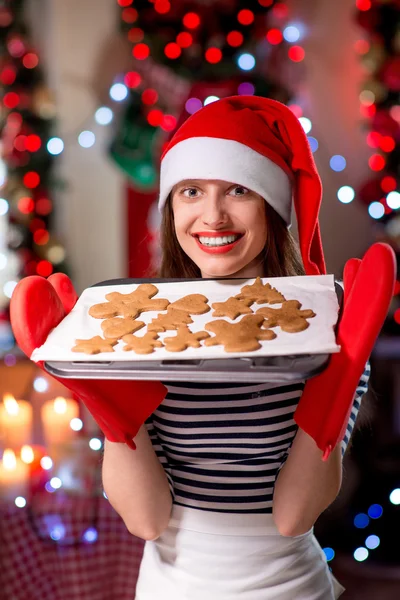 Femme avec biscuits au gingembre — Photo