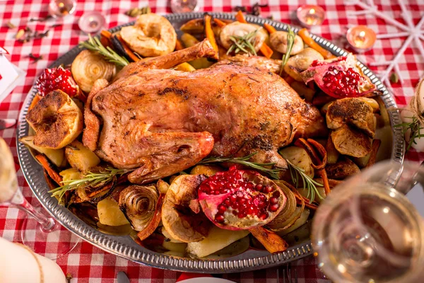 Turquía en la mesa decorada con Navidad —  Fotos de Stock