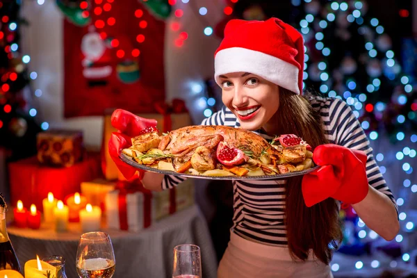 Wanita mempersiapkan untuk makan malam Natal — Stok Foto