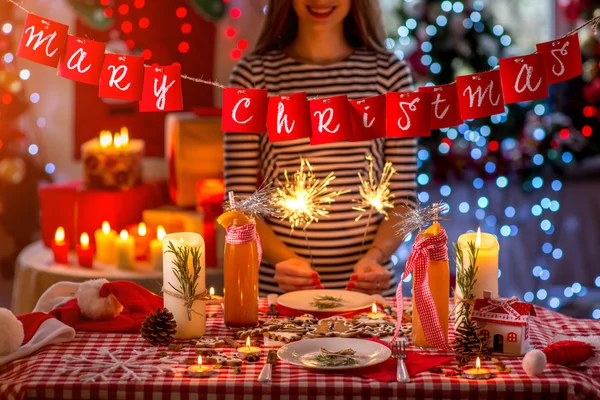 Süße weihnachtlich geschmückte Tafel — Stockfoto